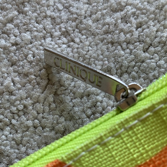 Clinique set of 2 make up pouches - Picture 3 of 5